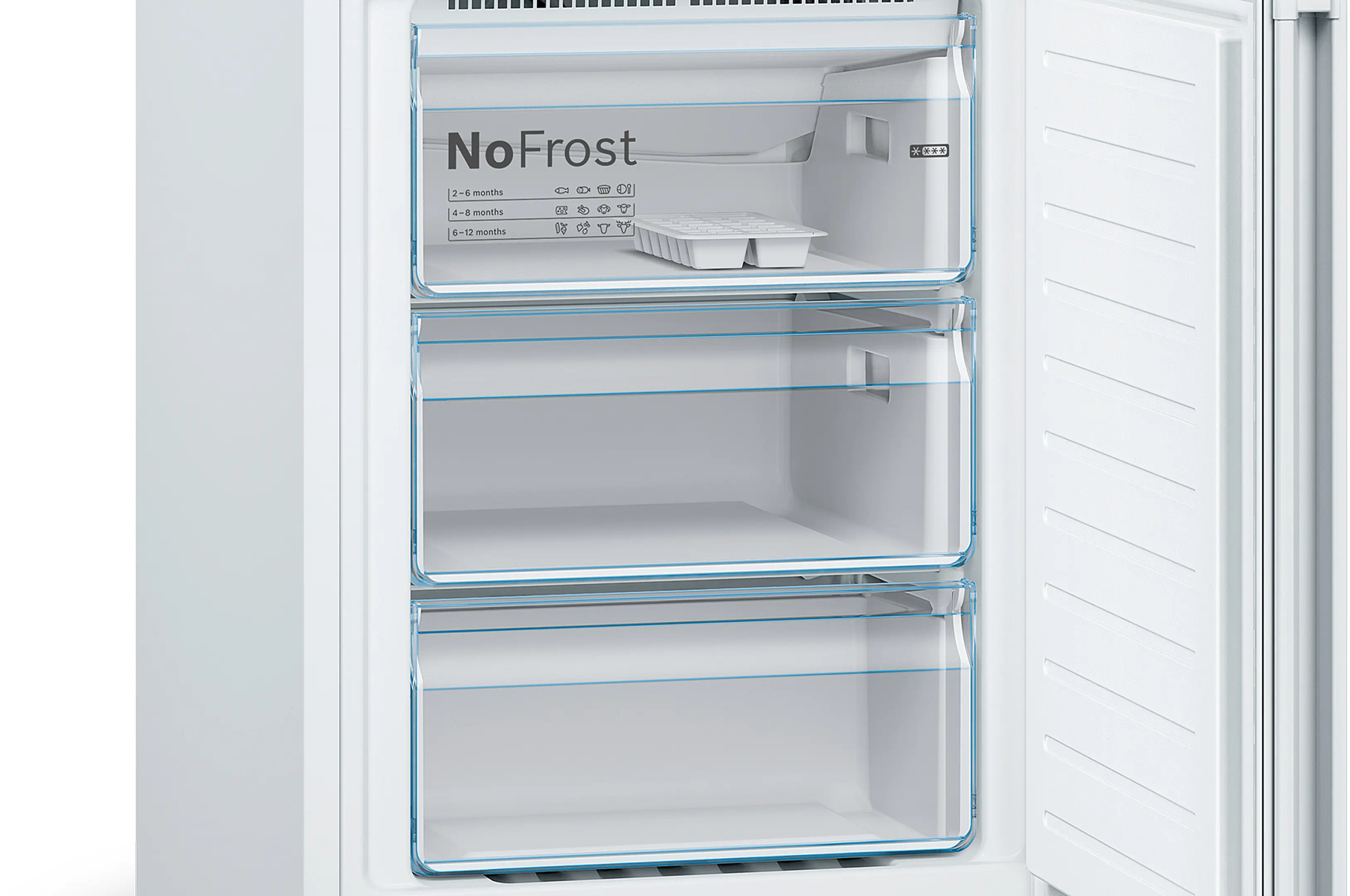 Refrigerador blanco abierto con cajones vacíos. El cajón superior tiene una cubitera. 'NoFrost' está escrito arriba.