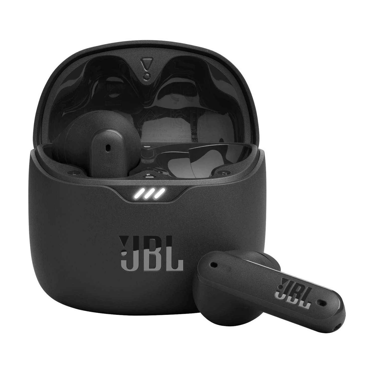 Schwarze JBL-Ohrhörer in der Ladehülle. Ein Ohrhörer ist draußen. Hülle hat JBL-Logo und Kontrollleuchten. Weißer Hintergrund.