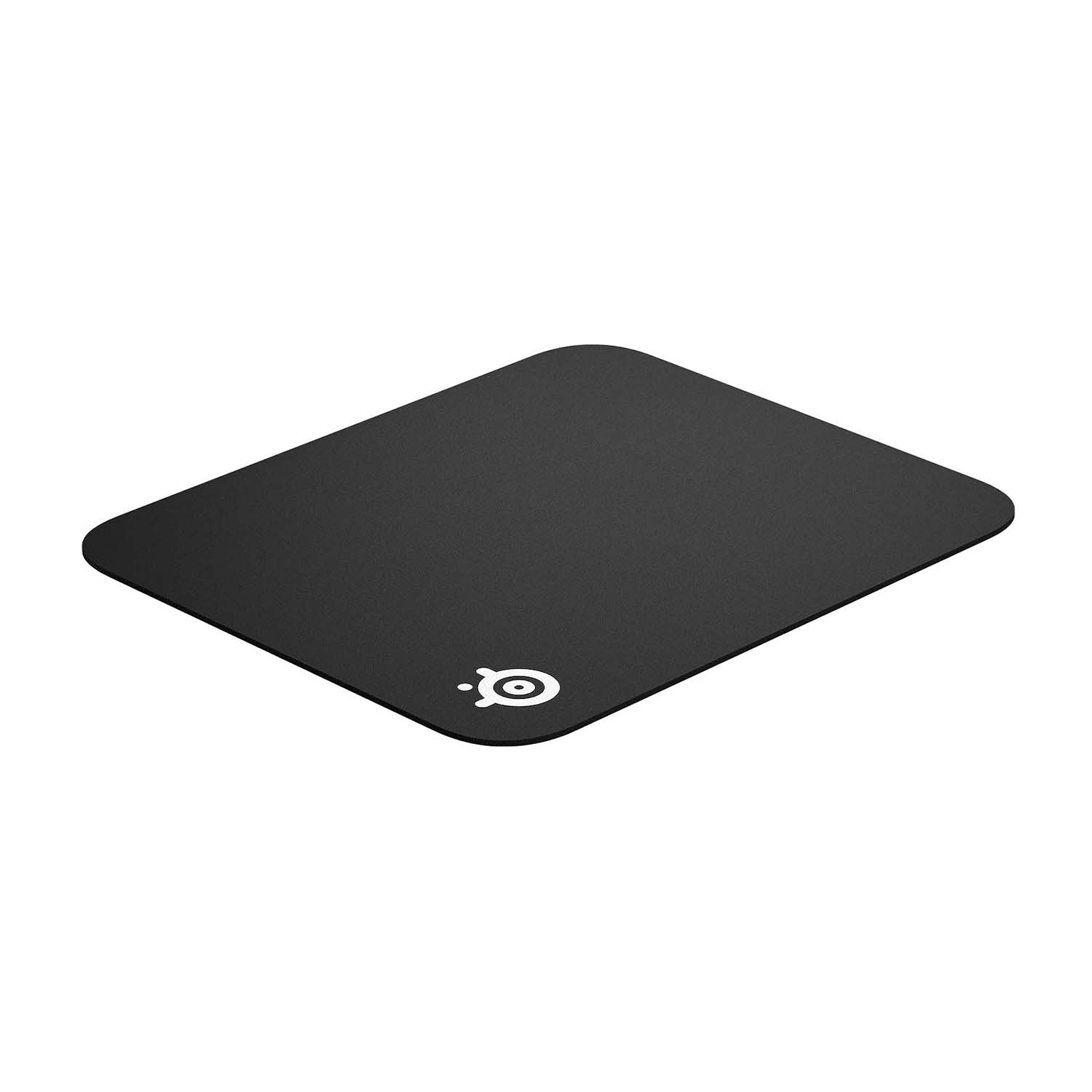 Un tapis de souris rectangulaire noir avec des coins arrondis. Le logo SteelSeries est visible en blanc en bas à droite.
