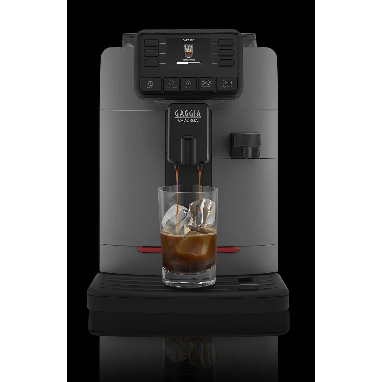 Een koffiemachine schenkt koffie in een glas met ijsblokjes. De machine is grijs, het glas is helder en de achtergrond is zwart.