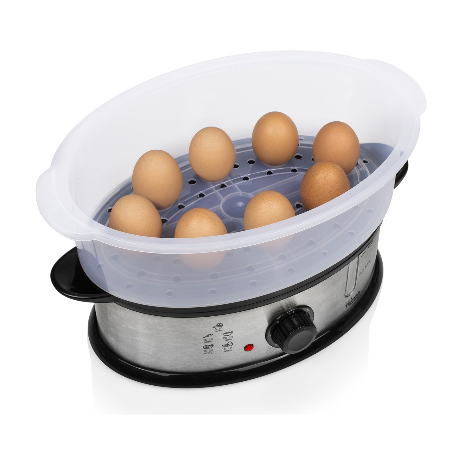 Una vaporera con 7 huevos marrones dentro. Tiene una tapa transparente y una base plateada con una perilla y base negra. El fondo es blanco.