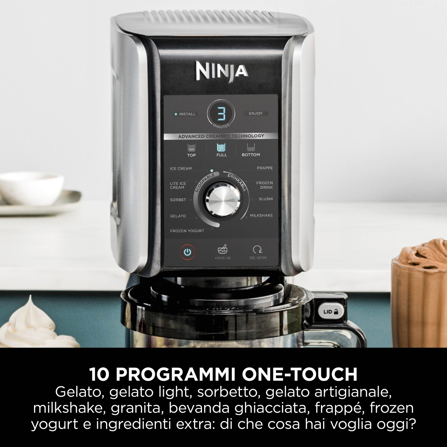 Een Ninja Creami-machine. Het heeft knoppen voor verschillende bevroren desserts zoals ijs, ijs en frappé. De machine is zwart en zilver.