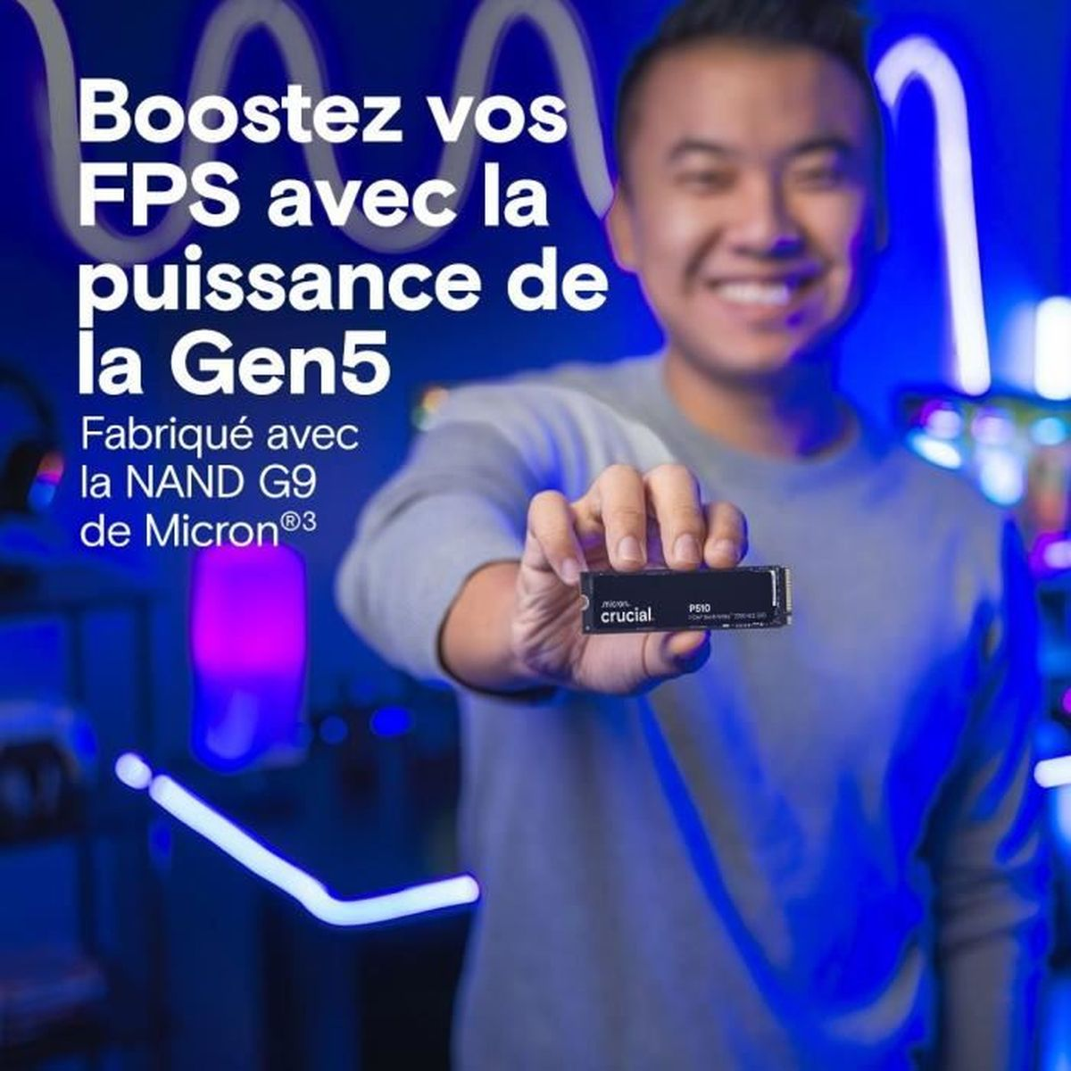 Mężczyzna trzyma dysk SSD Crucial P510. Tekst promuje Gen5. Tło jest niebieskie z białymi świecącymi liniami.