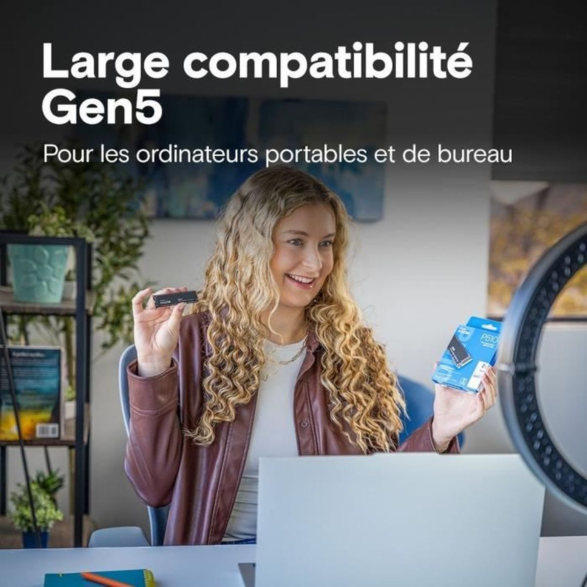 Kobieta z kręconymi włosami trzyma czarne urządzenie i pudełko. Uśmiecha się, siedząc przed laptopem. U góry tekst: 'Large compatibilité Gen5'.