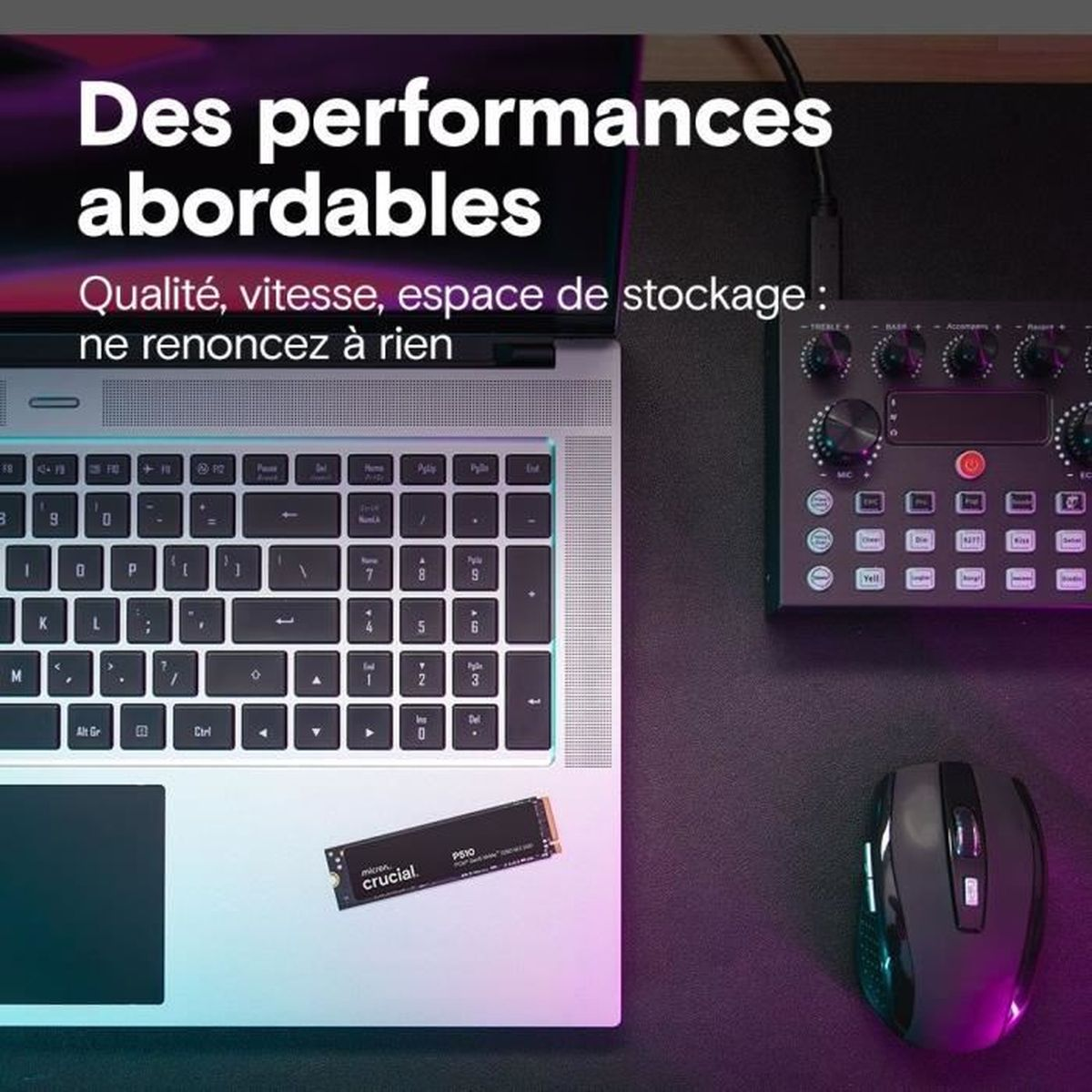 Laptop z klawiaturą, mikser dźwięku, mysz i karta SSD na czarnej powierzchni.