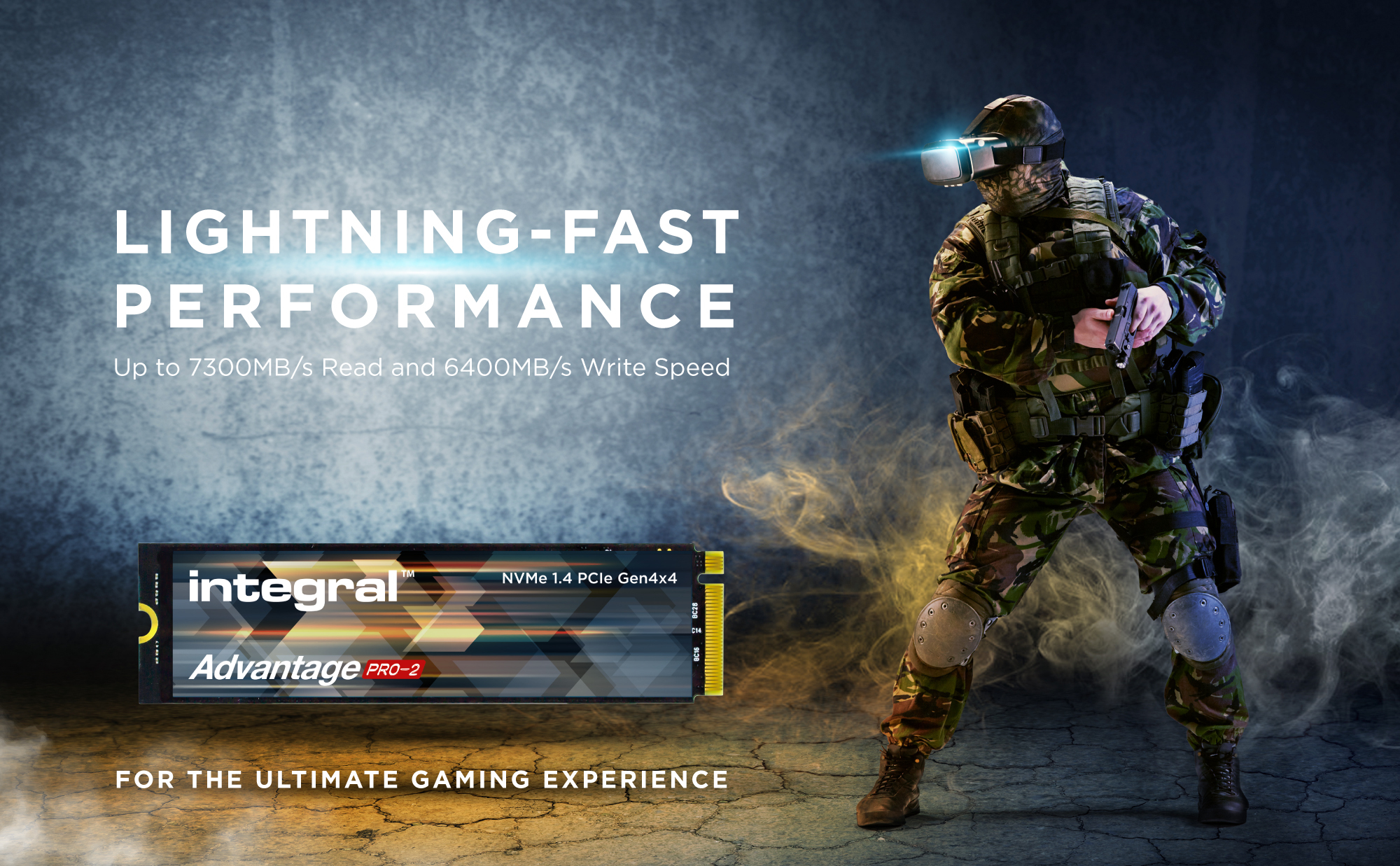 Un soldato in mimetica con visore VR e pistola. Sotto, un dispositivo di archiviazione con la scritta 'Lightning-Fast Performance'.