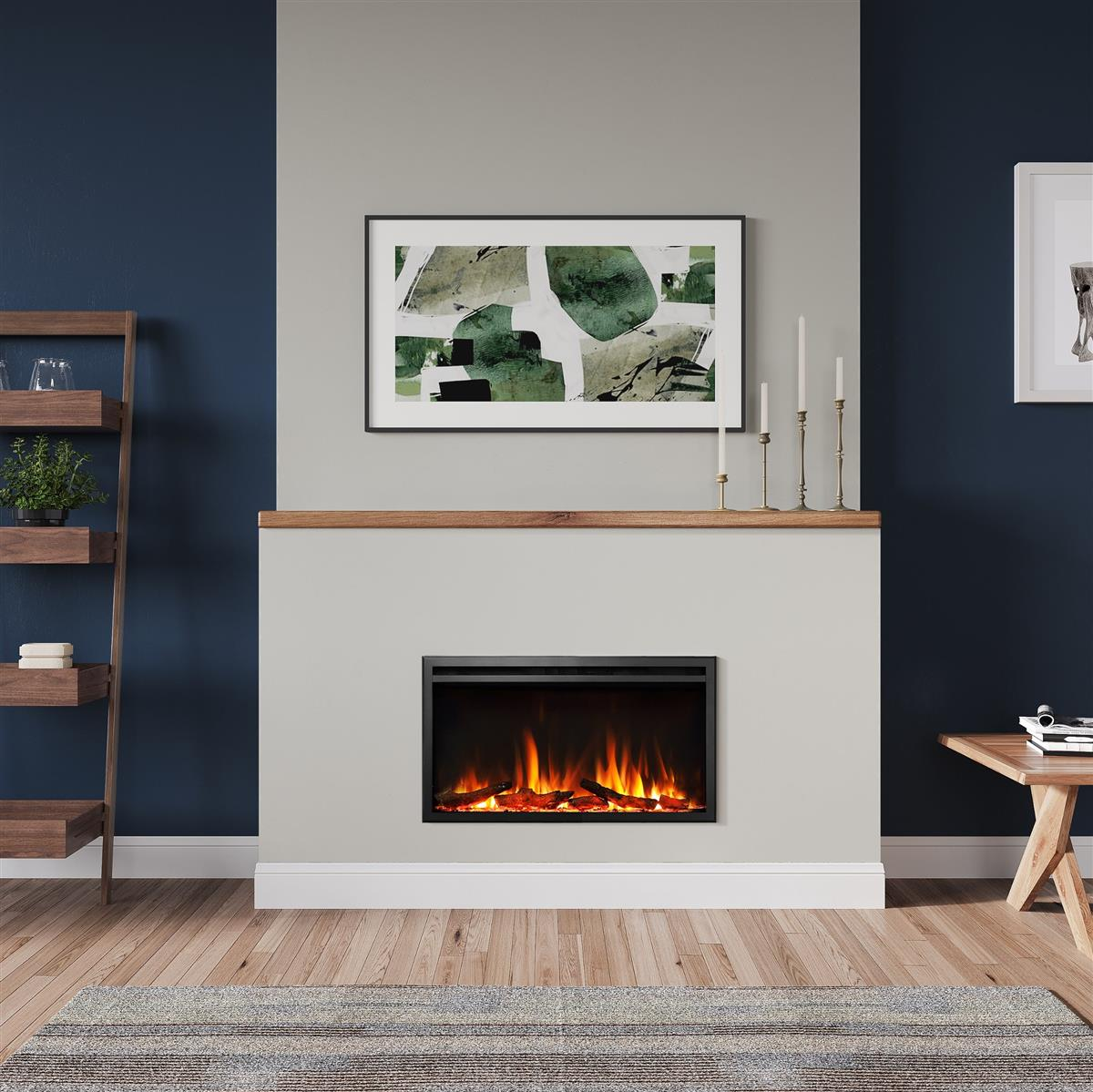 Ein modernes Wohnzimmer mit Kamin, abstrakter Kunst und Holzregalen. Der Kamin hat Flammen. Holzboden und ein Teppich.