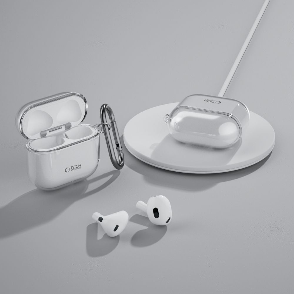Witte AirPods en oplaadcase, met een doorzichtige beschermhoes op een witte oplaadpad, en een grijze achtergrond.