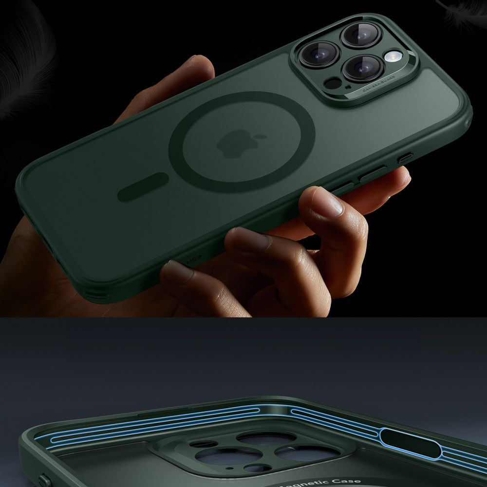 Eine Hand hält eine dunkelgrüne iPhone-Hülle mit einem MagSafe-Ring. Die Hülle hat einen Kameraschutz und das Apple-Logo.