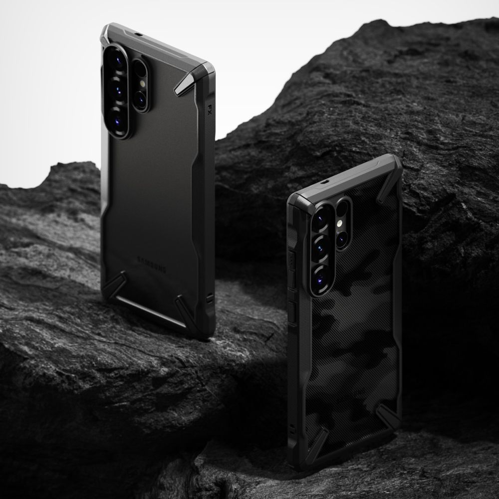 Due custodie nere per telefono su una superficie rocciosa scura. Le custodie hanno ritagli per la fotocamera e un design strutturato. Lo sfondo è una roccia scura.
