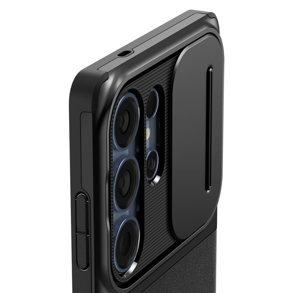 Primo piano di una custodia nera per telefono. Ha ritagli per lenti della fotocamera, una copertura scorrevole e un'impugnatura strutturata.