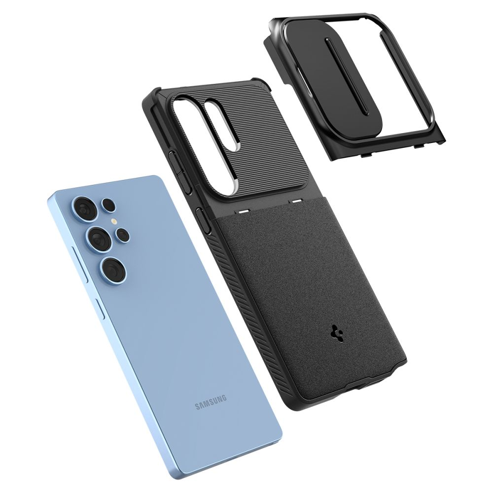 Un telefono azzurro accanto a una custodia nera e a una copertura per custodia, il tutto su sfondo bianco.