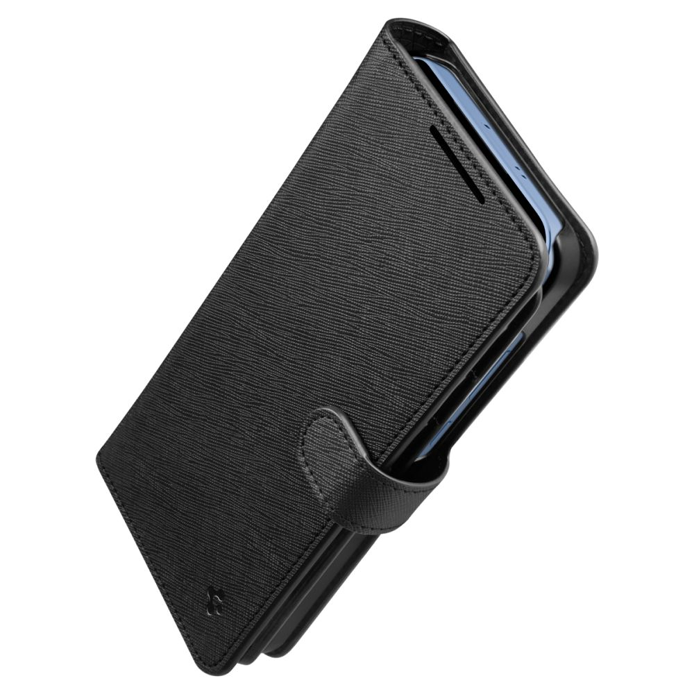 Una custodia nera per telefono è aperta, rivelando lo schermo del telefono. La custodia ha una superficie strutturata e un cinturino magnetico.