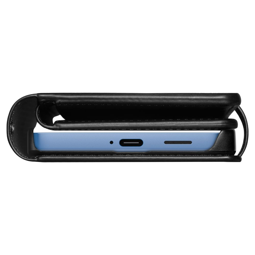 Un telefono blu è in una custodia di pelle nera. La custodia ha un coperchio. Il telefono ha una porta di ricarica e un altoparlante.