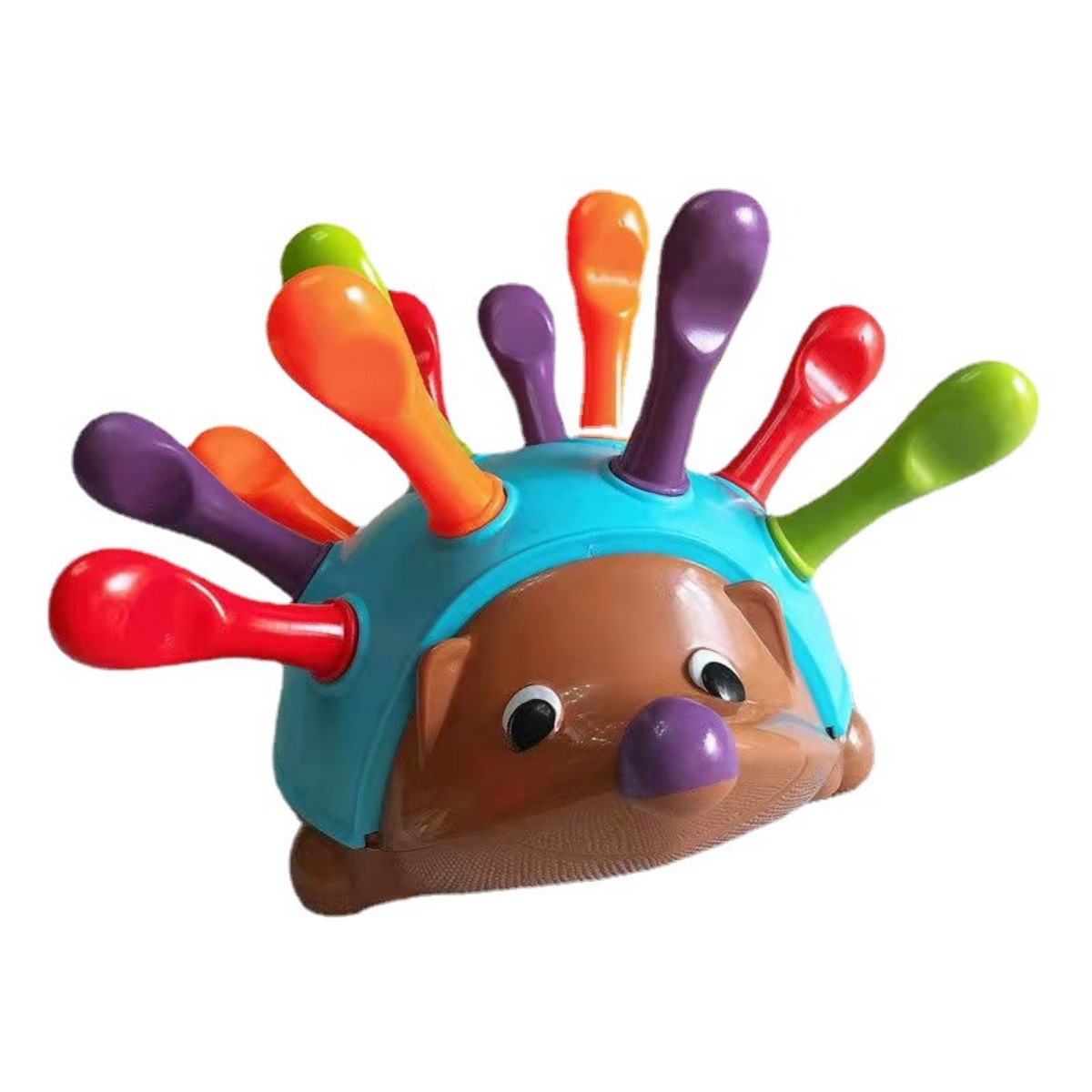 Ein farbenfrohes Igelspielzeug mit mehreren farbigen Stiften. Der Igel hat einen braunen Körper, einen blauen Panzer und eine lila Nase.