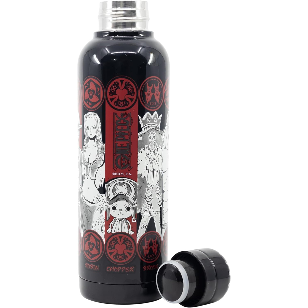 Una botella de agua negra con personajes de anime. La tapa está al lado de la botella. Los personajes incluyen a Robin, Chopper y Brook.