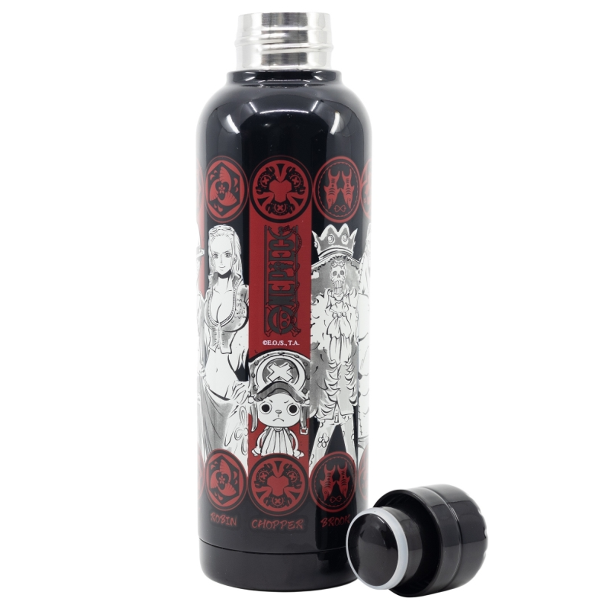 Botella de agua negra de One Piece con detalles rojos, ilustraciones de personajes y una tapa negra separada. La botella está sobre un fondo blanco.