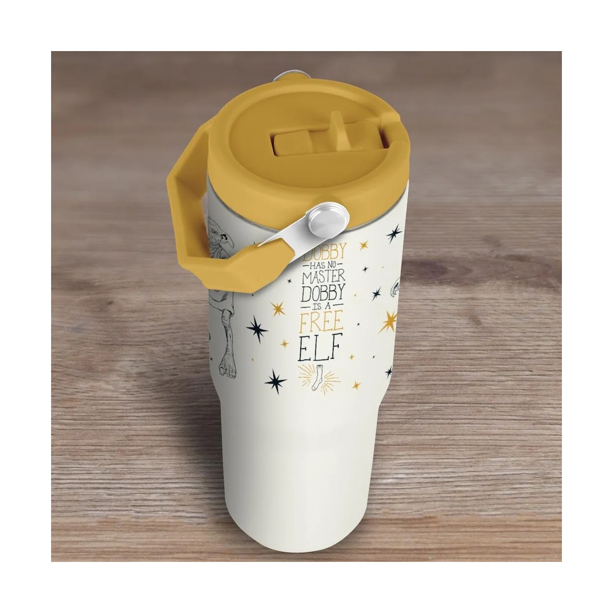 Un vaso blanco con tapa y asa amarillas. Tiene el texto "Dobby es un elfo libre" con detalles de estrellas y dibujos.