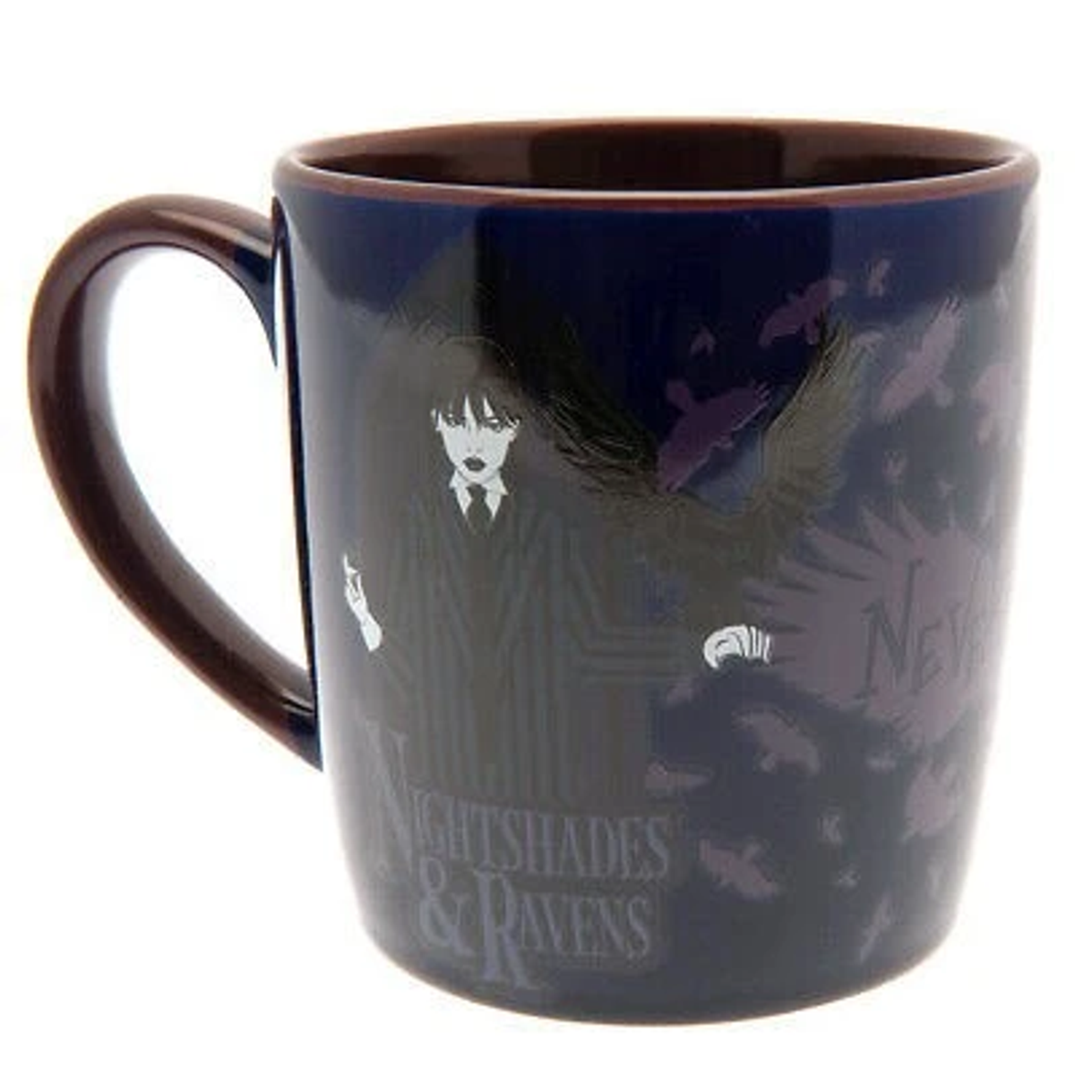 Eine Tasse mit dunkelblauem Hintergrund. Sie hat ein Bild einer Frau, Raben und die Worte Nightshades & Ravens.