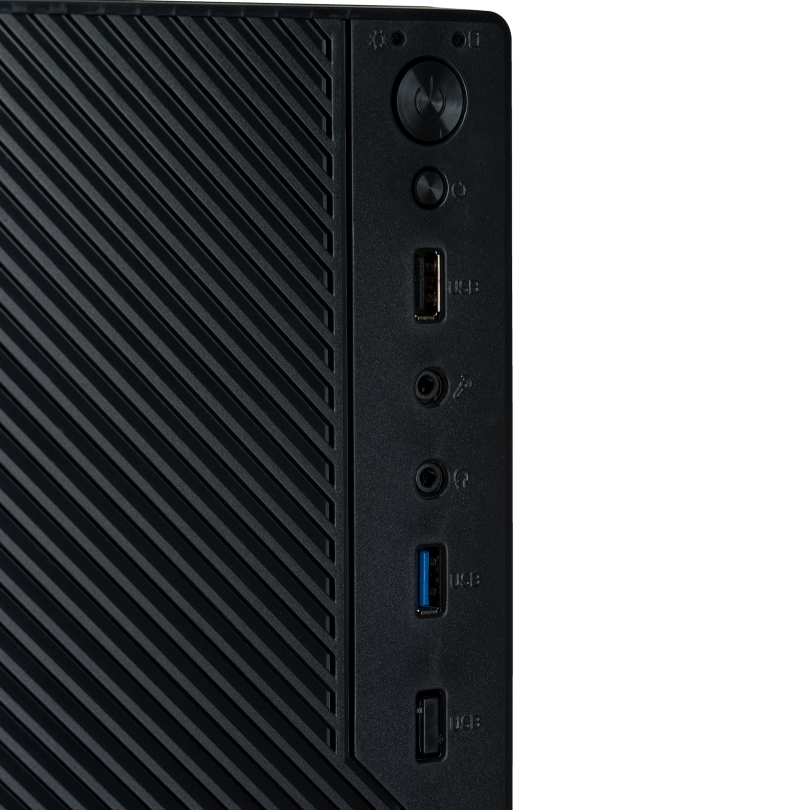 Narożnik czarnej obudowy komputera. Posiada przycisk zasilania, porty USB, gniazda audio i ukośne linie.
