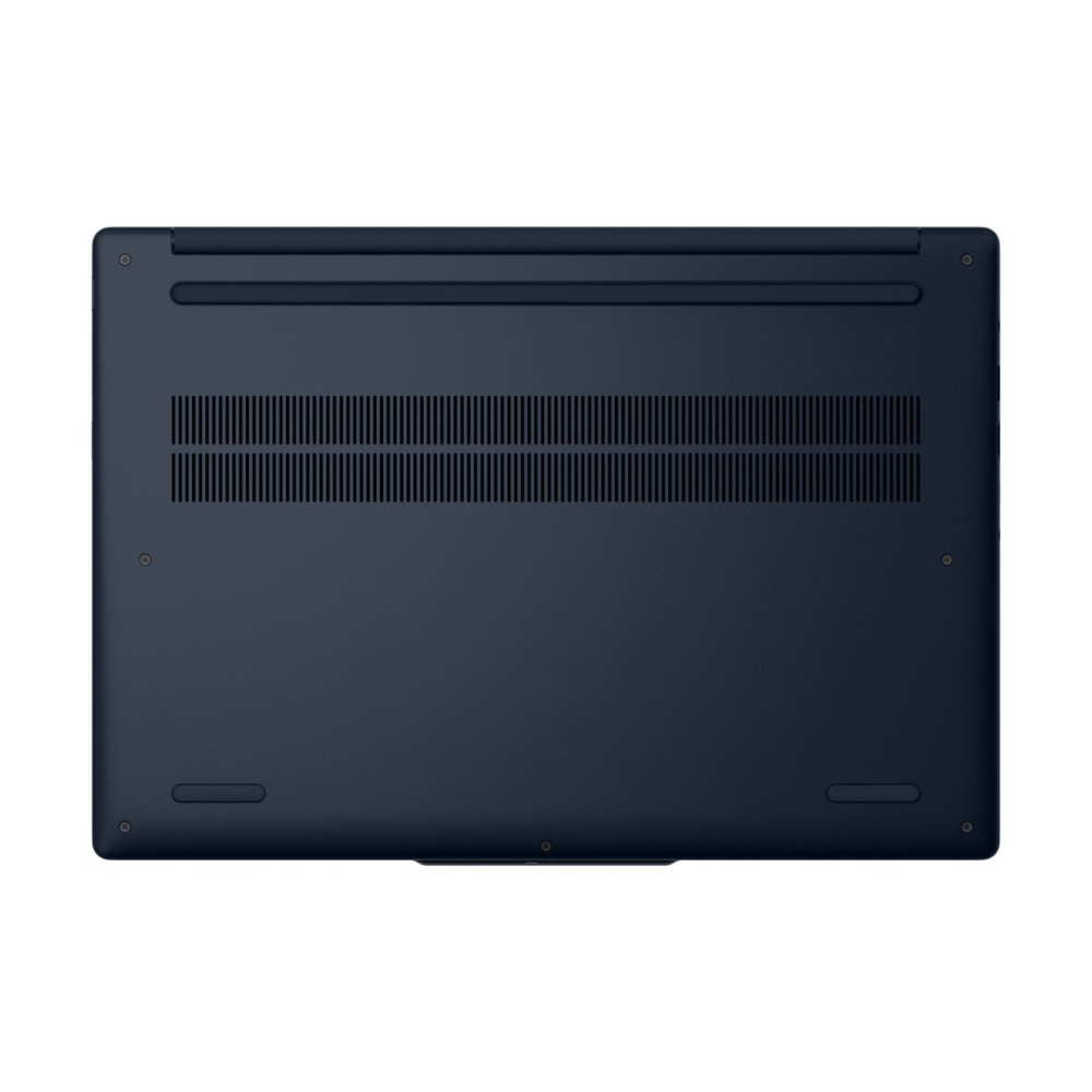 Spód granatowego laptopa. Posiada otwory wentylacyjne, śruby i gumowe nóżki. Powierzchnia jest gładka i matowa.