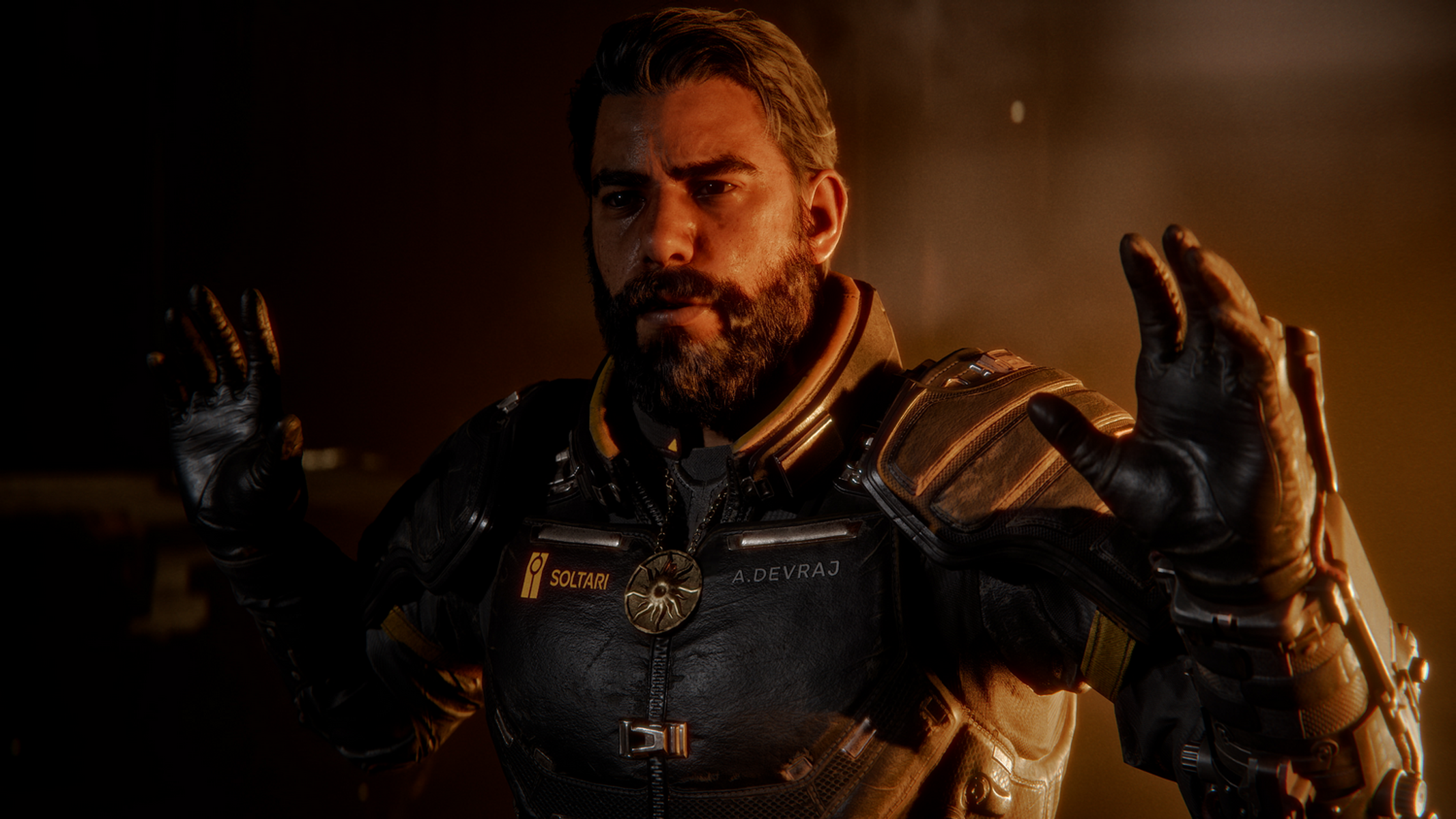 Uomo con barba alza mani guantate. Indossa uniforme futuristica con pendente. Sfondo scuro con bagliore arancione.
