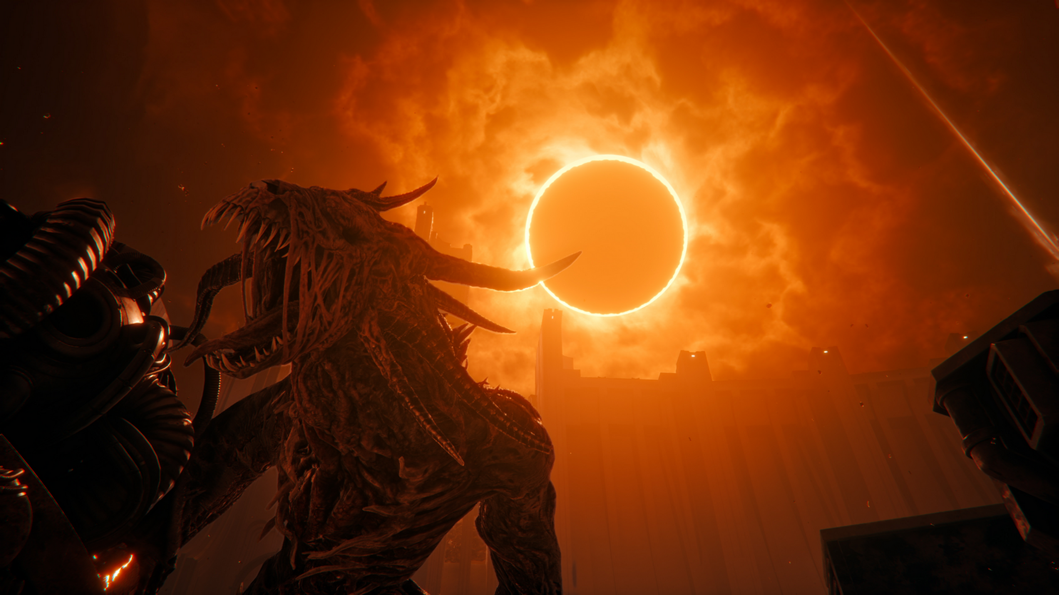 Una creatura mostruosa con corna affronta un sole luminoso in un cielo arancione. Strutture visibili sullo sfondo.