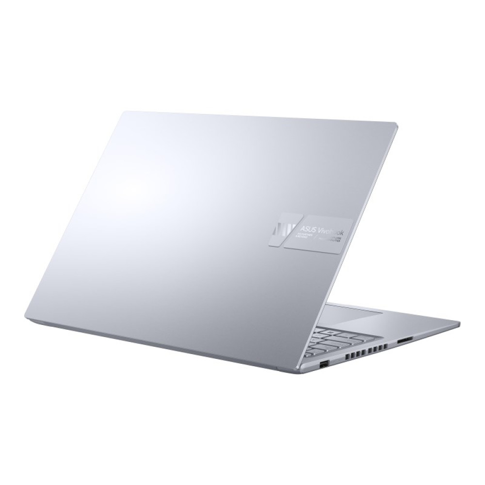 Srebrny laptop ASUS Vivobook pokazany pod kątem. Ekran jest otwarty. Widoczna jest klawiatura i logo.