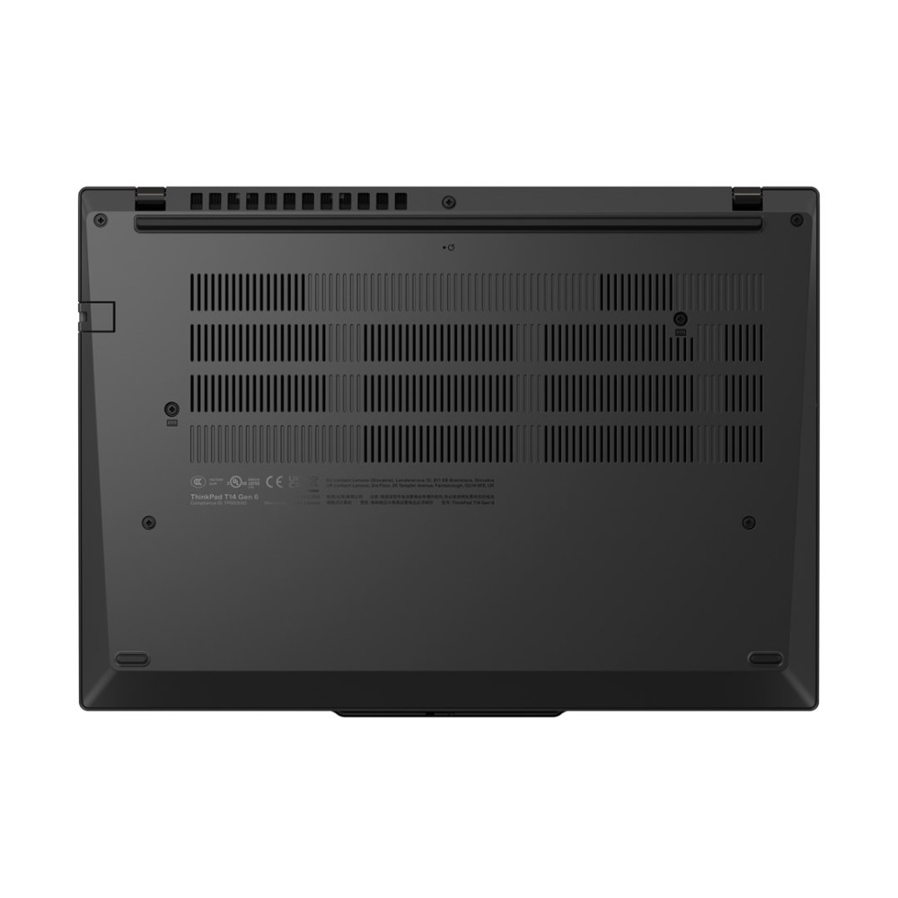 Widoczna jest dolna strona czarnego laptopa ThinkPad T14 Gen 6. Posiada otwory wentylacyjne, śruby i etykiety informacyjne.