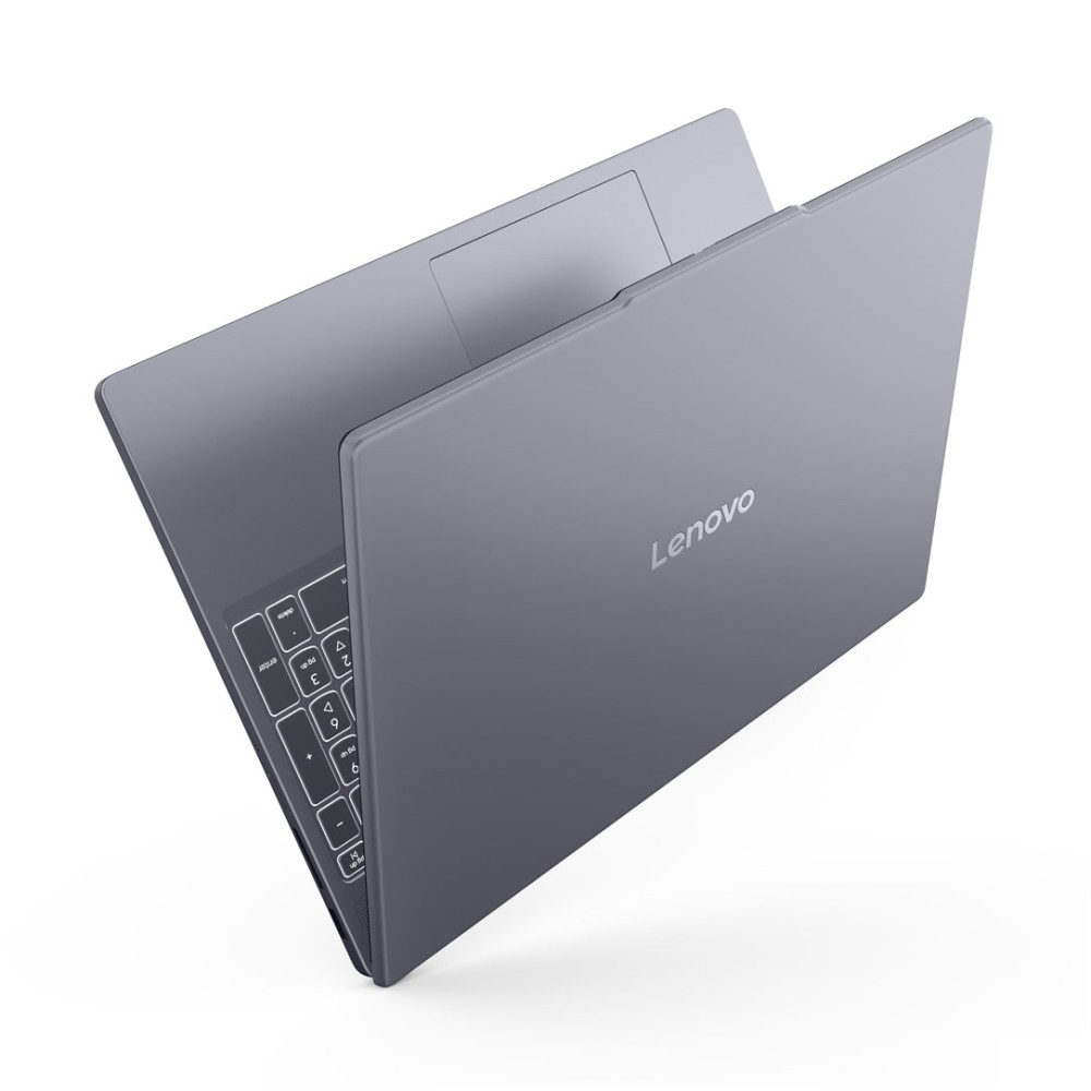 Szary laptop Lenovo jest otwarty, pokazując klawiaturę i touchpad. Pokrywa jest otwarta. Widoczne jest logo Lenovo.