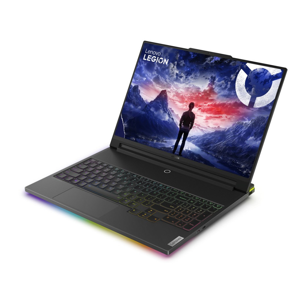 Laptop Lenovo Legion. Ekran pokazuje osobę przed górami. Klawiatura ma tęczowe podświetlenie. Czarna obudowa i białe tło.