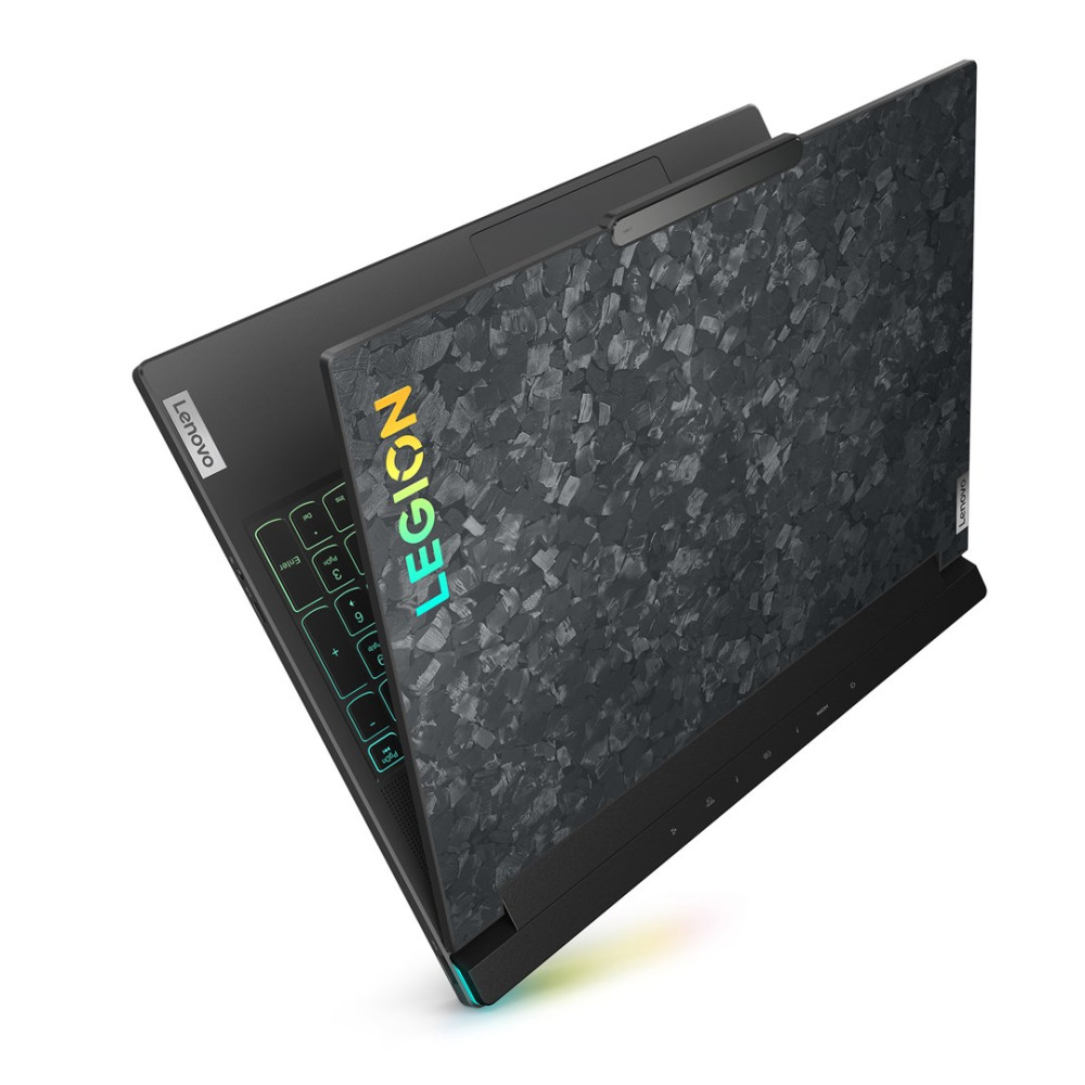Laptop Lenovo Legion, otwarty, widok pod kątem. Czarny korpus, teksturowana pokrywa, świecąca klawiatura. Logo 'LEGION' na pokrywie.