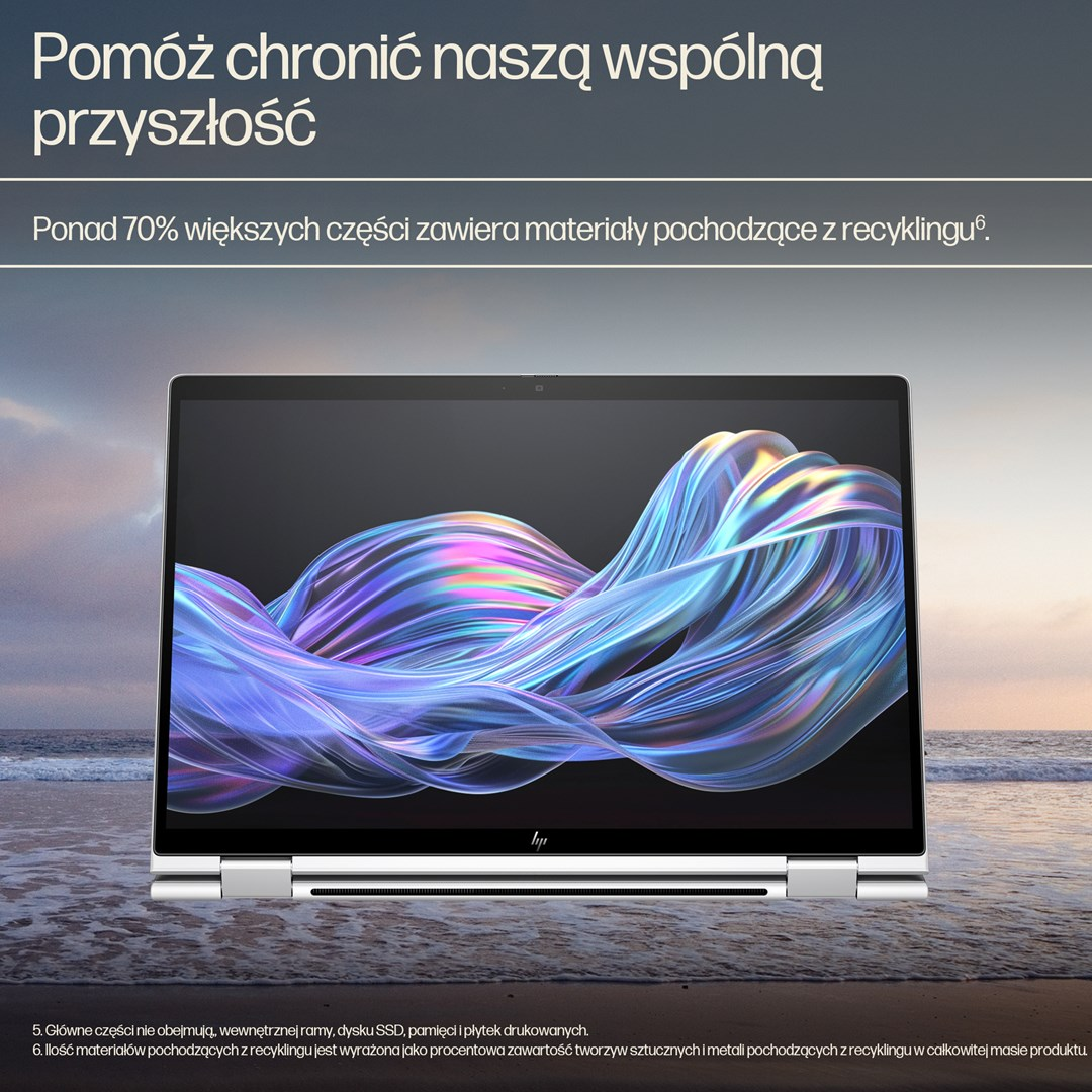 Laptop na plaży. Ekran wyświetla kolorowe fale. Tekst u góry: Chrońmy naszą wspólną przyszłość. Ponad 70% części zawiera materiały z recyklingu.