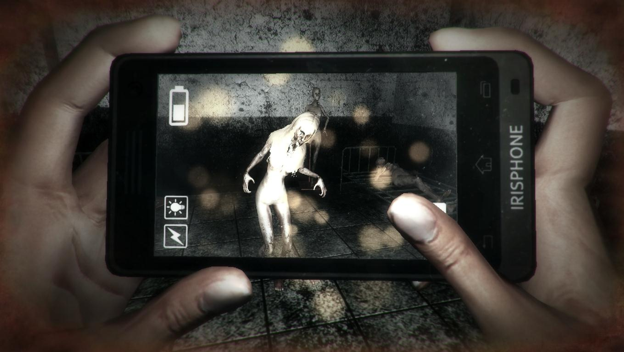 Mani che tengono un telefono che mostra una figura spaventosa in una stanza buia. Visibili anche un'altra figura e una persona a letto.