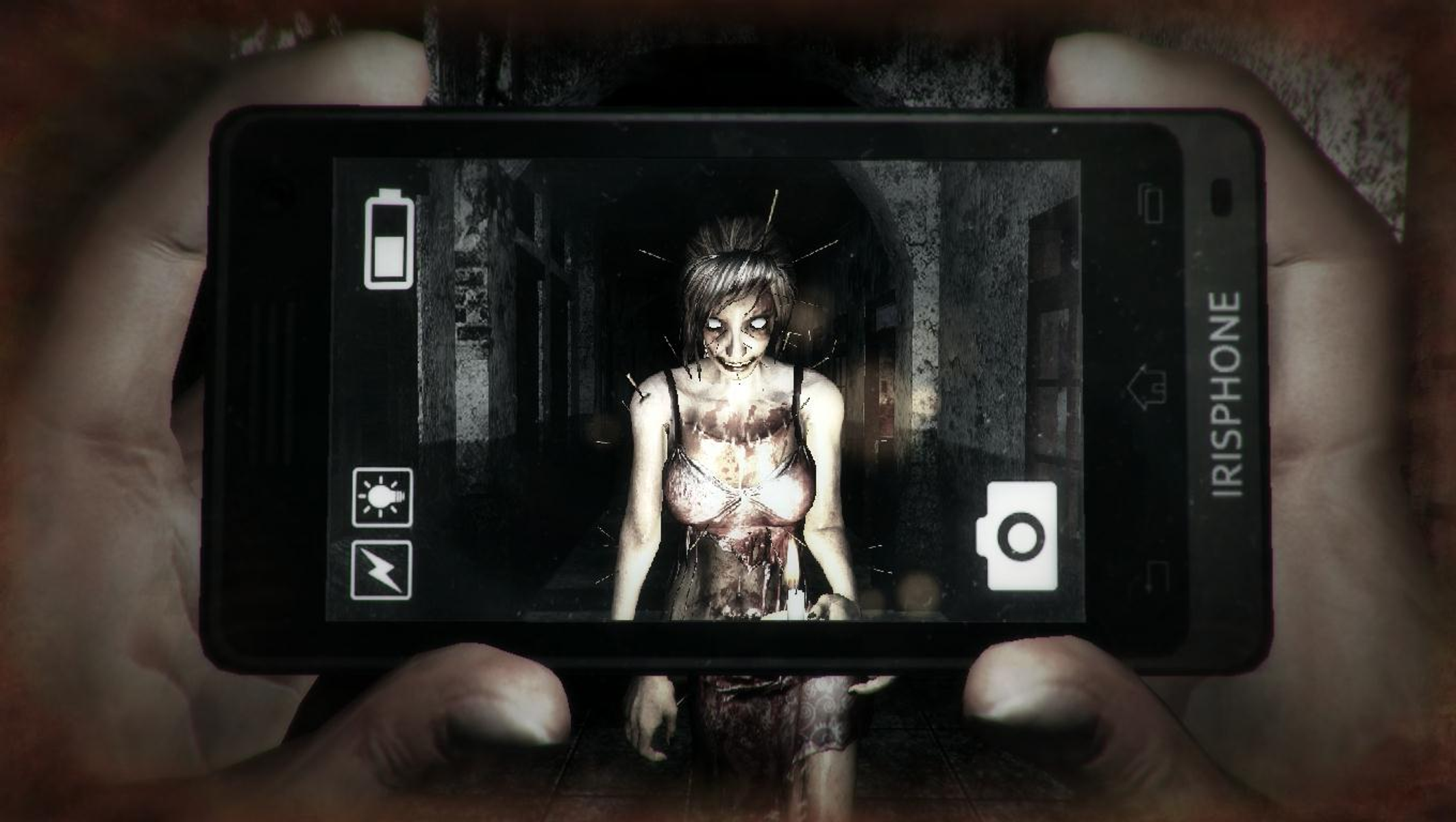 Un telefono mostra una donna zombie in un corridoio. Il telefono è tenuto da mani. La scena è oscura e a tema horror.