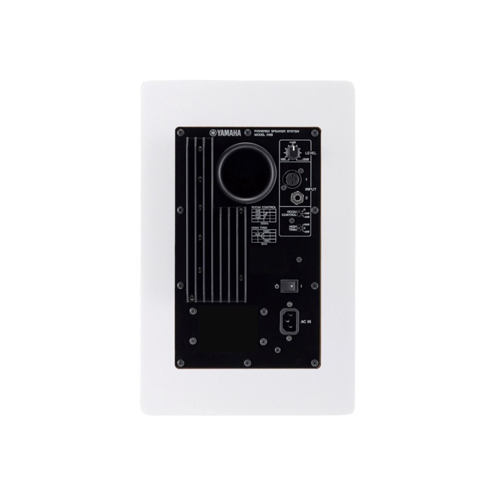 Biały aktywny system głośnikowy Yamaha. Czarny tylny panel z elementami sterującymi, duży okrągły port i wejście AC.