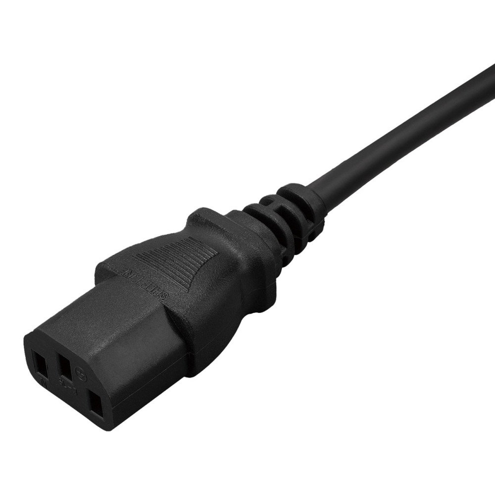 Czarny przewód zasilający z trójbolcowym złączem jest ustawiony pod kątem na białym tle.