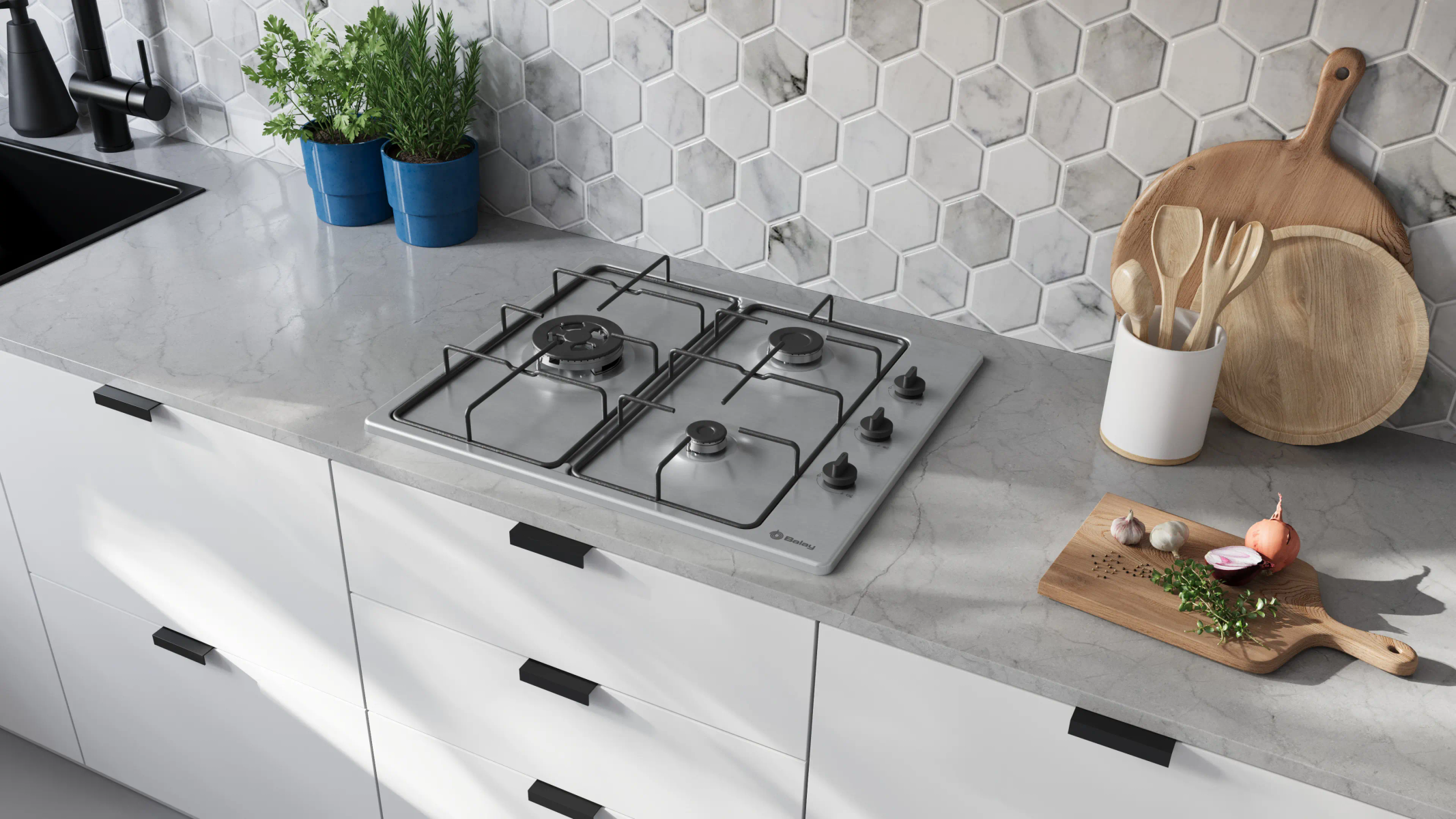 Blat kuchenny z kuchenką, drewnianymi deskami, ziołami i warzywami. Białe szafki, backsplash z sześciokątnych płytek i niebieskie rośliny doniczkowe.