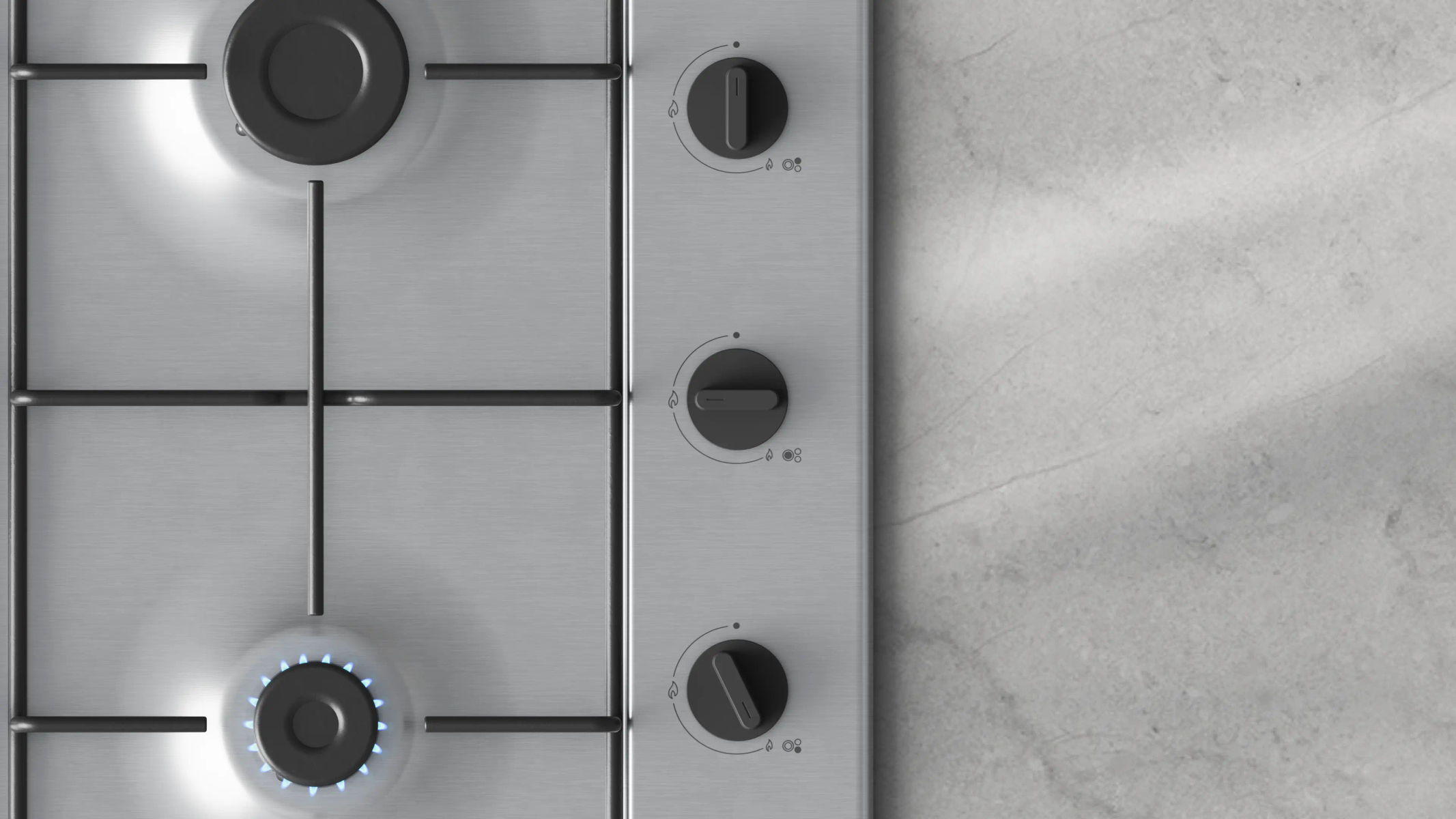 Zbliżenie na stalową płytę gazową z trzema pokrętłami i zapalonymi palnikami na szarym tle.