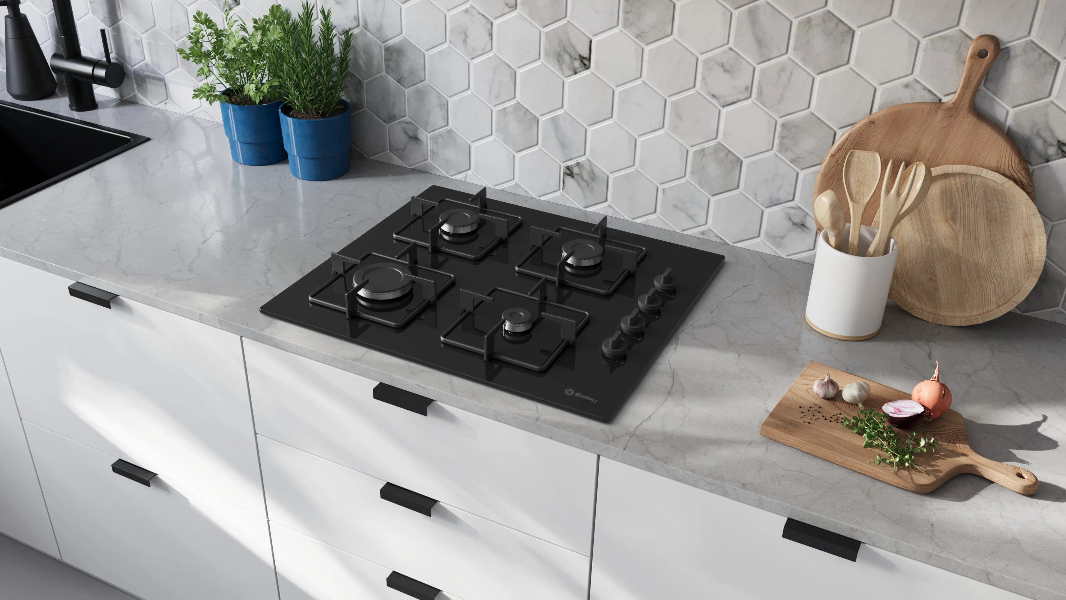 Scena cucina con piano cottura nero, mobili bianchi, piante, taglieri in legno con ingredienti e backsplash esagonale.