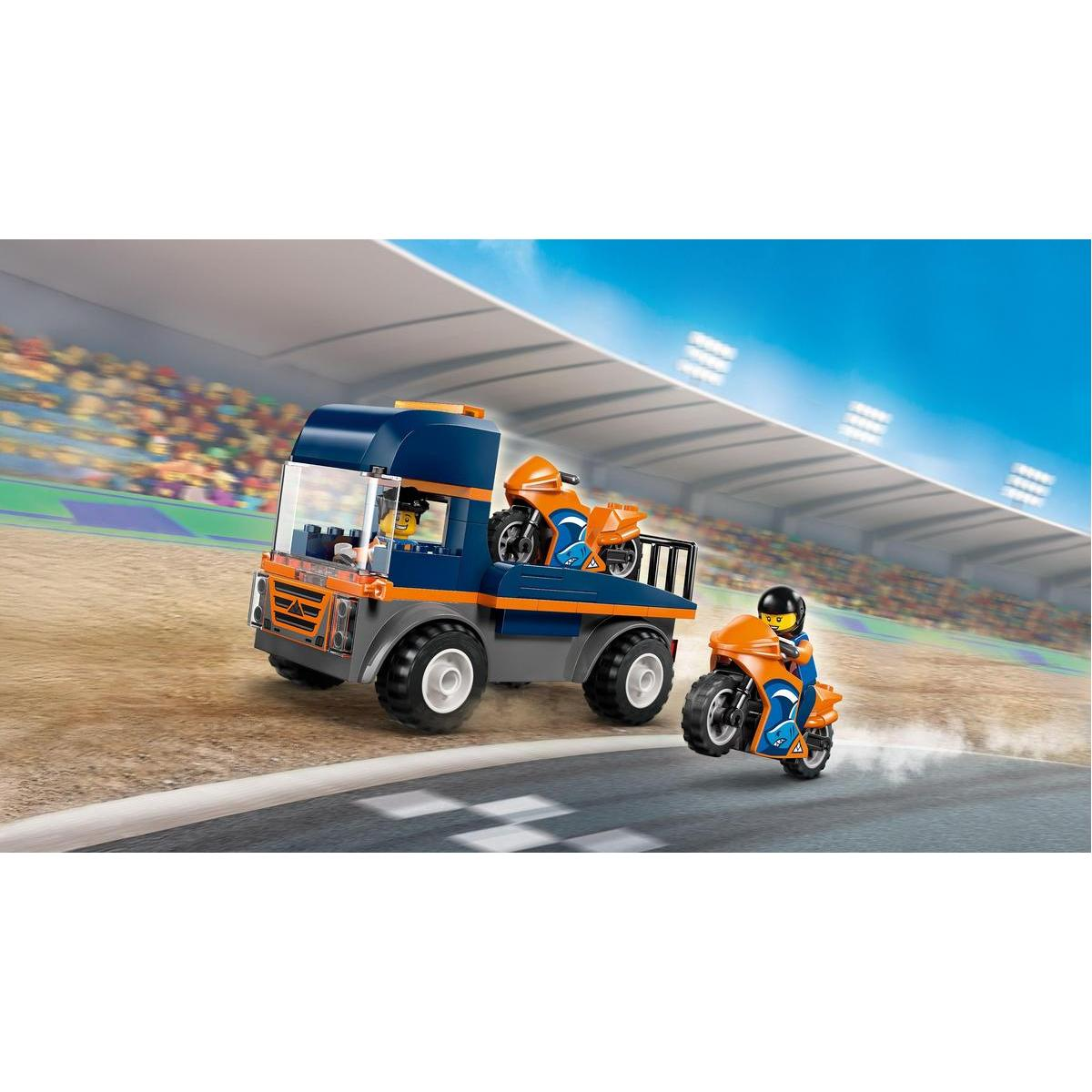 Scena z Lego przedstawia ciężarówkę przewożącą motocykl i motocykl ścigający się na torze. Widzowie są w tle.