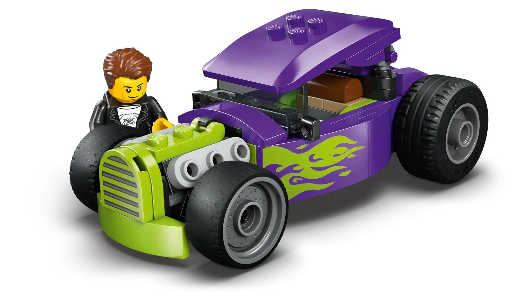 Samochód Lego hot rod jest fioletowy z zielonymi płomieniami. Figurka Lego z brązowymi włosami stoi obok samochodu.