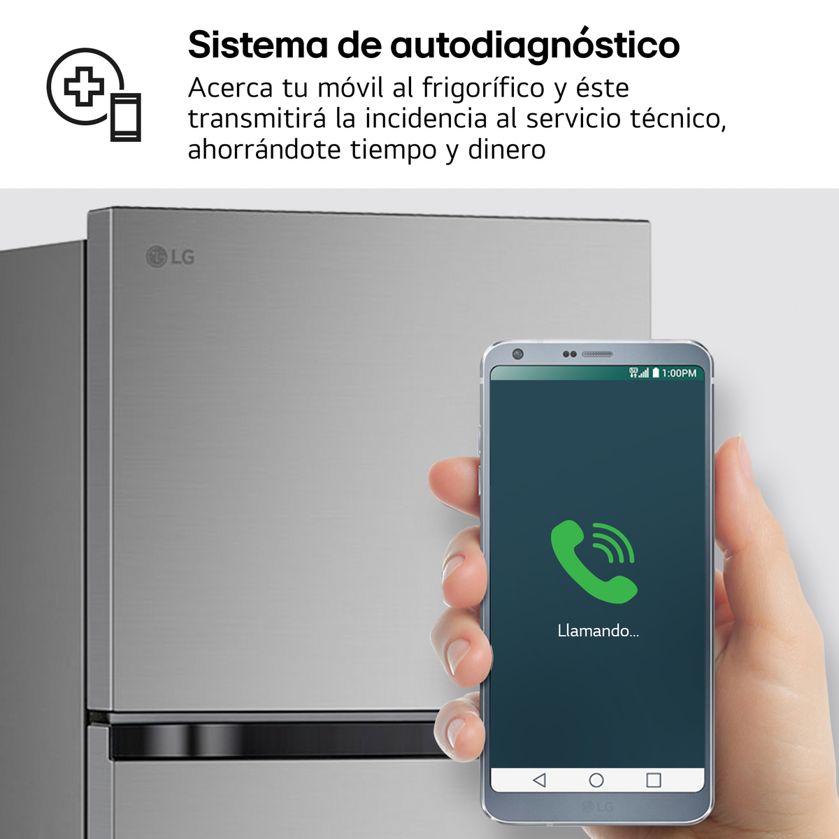 Una mano sostiene un teléfono inteligente que muestra una pantalla de llamada. Un refrigerador está en el fondo. El texto explica el sistema de autodiagnóstico.