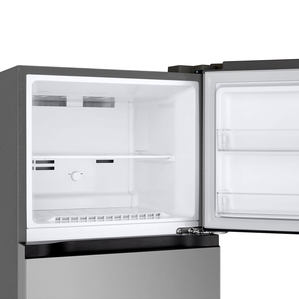 Refrigerador abierto con puerta de acero inoxidable. En el interior, se ven estantes y compartimentos blancos. La puerta está entreabierta.