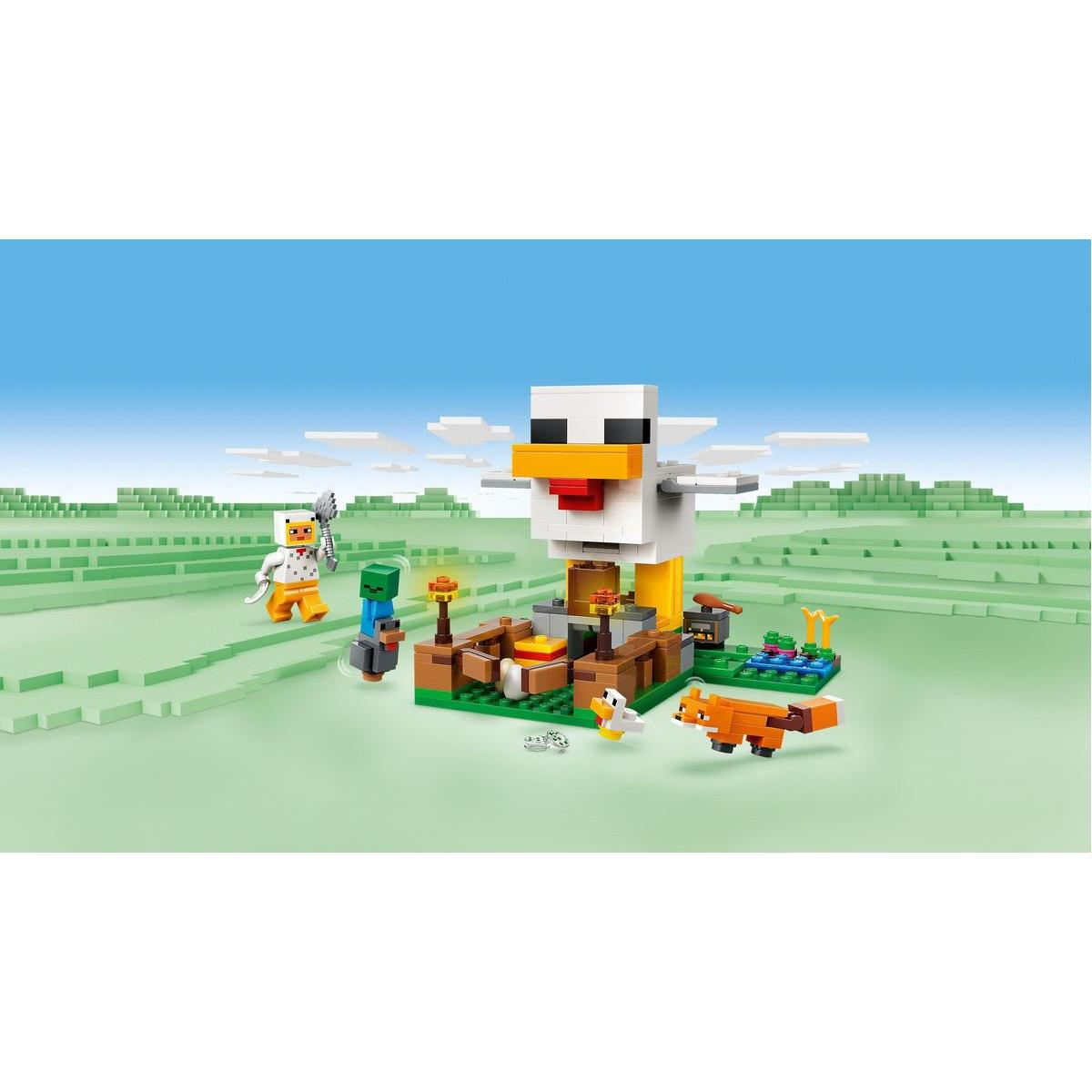 Scena z gry Minecraft z dużą konstrukcją kurczaka, figurkami, lisem i małym stawem, wszystko na zielonym, klockowatym krajobrazie na tle błękitnego nieba.