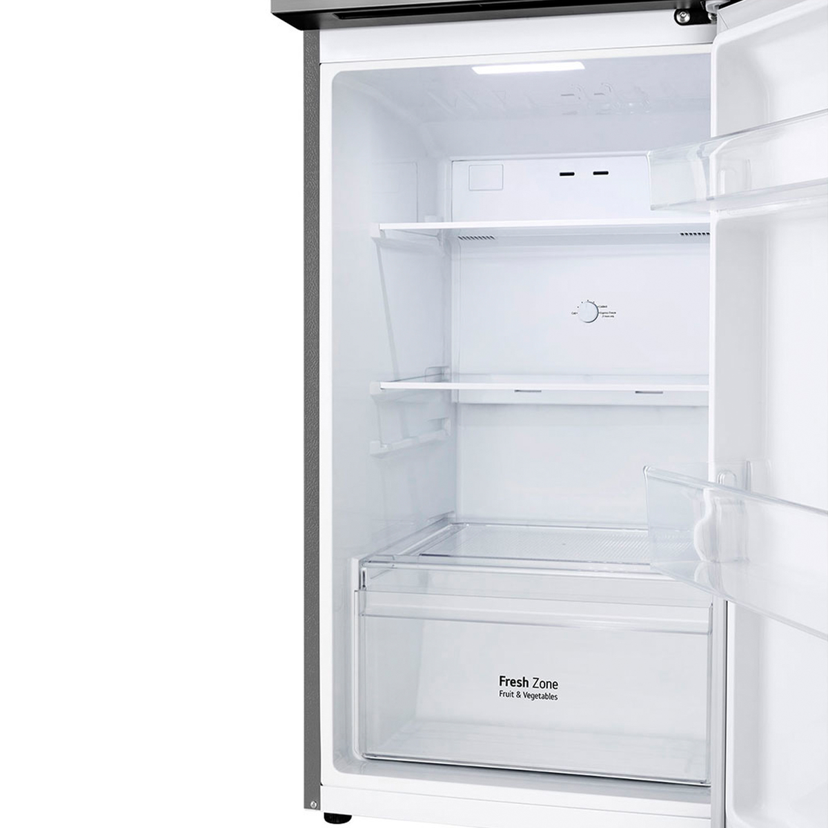 Vista interior de un refrigerador blanco con estantes, un cajón de zona fresca y un panel de control. La puerta está abierta.
