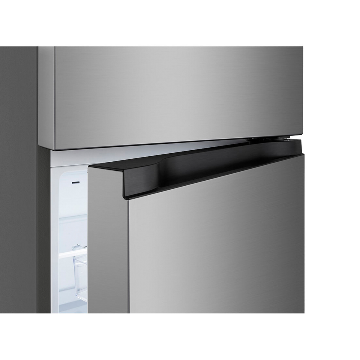 Primer plano de un refrigerador plateado. La puerta del congelador está abierta, revelando el interior. Mango negro. Gabinete gris.