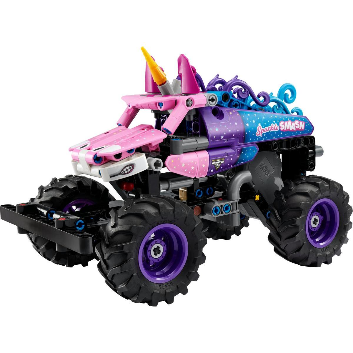 Różowy i fioletowy monster truck Lego. Ma duże czarne opony z fioletowymi felgami i jest ozdobiony gwiazdami oraz napisem 'Sparkle Smash'.