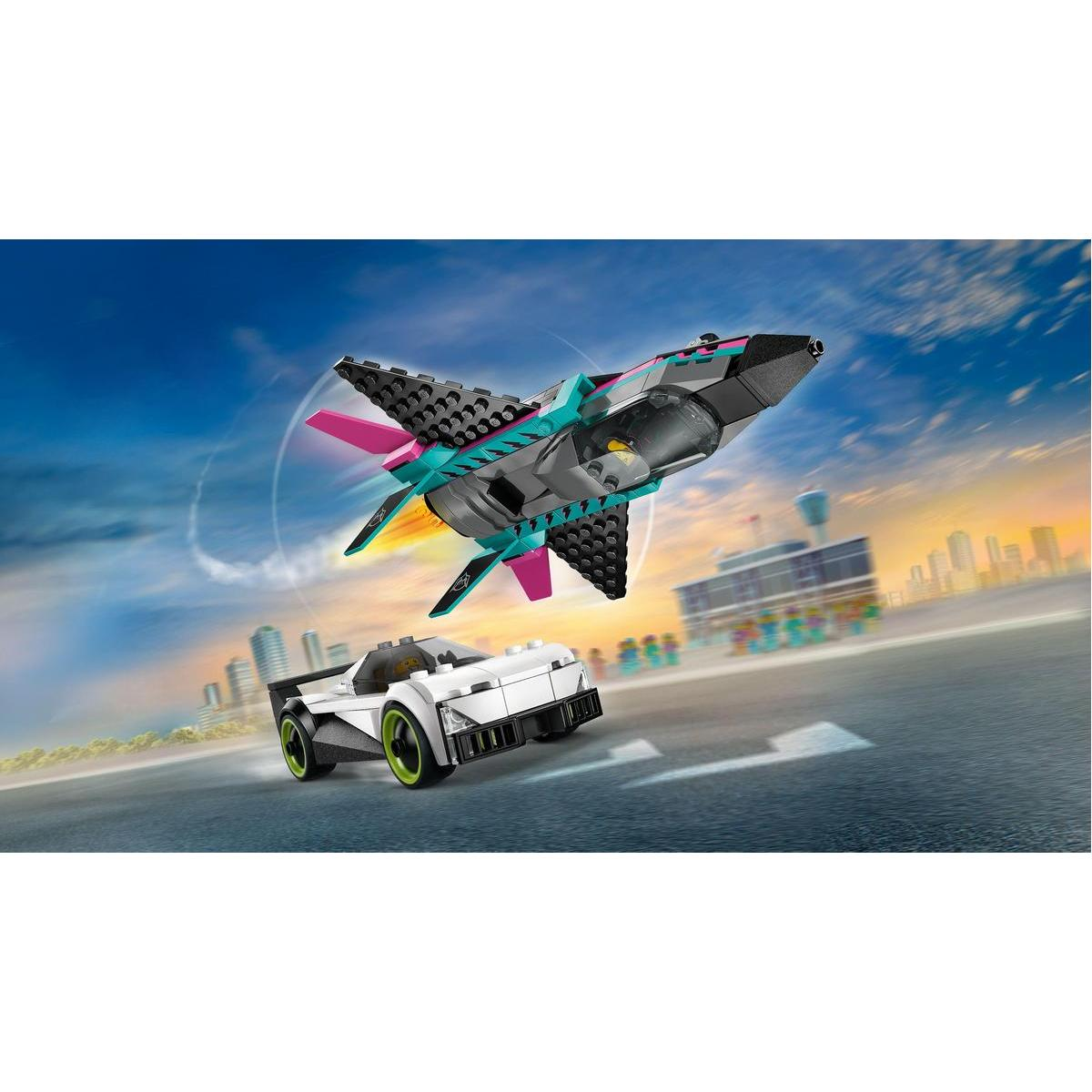 Biały samochód sportowy i odrzutowiec są w powietrzu. Odrzutowiec jest czarny, turkusowy i różowy. Niebo jest niebieskie i pomarańczowe.