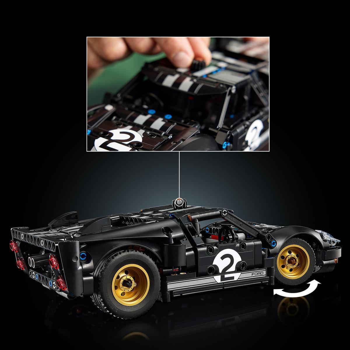 Czarny model Lego Ford GT z złotymi kołami. Ręka reguluje dach. Numer 2 znajduje się z boku.